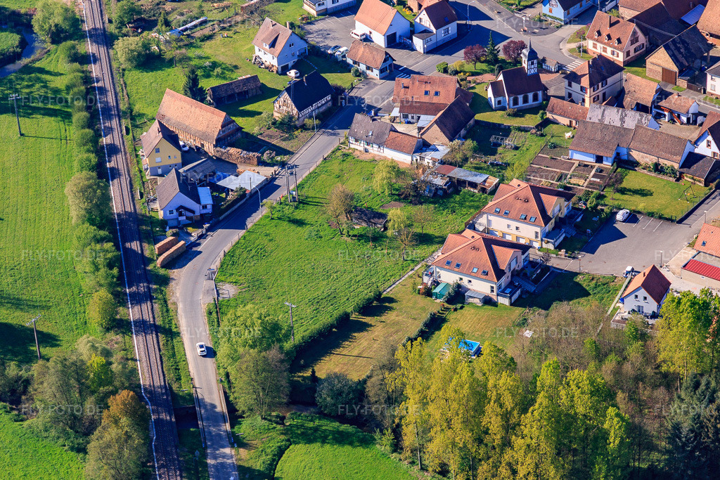 Luftbild: Rue Principale jenseits der Bahnlinie in Uttenhoffen im Bundesland Bas-Rhin in Frankreich. – Foto: IMG_099411.jpg vom 30.04.2017 durch Werner Riehm/FLY-FOTO.de – Auflösung des Originals: 5203 x 3469 px