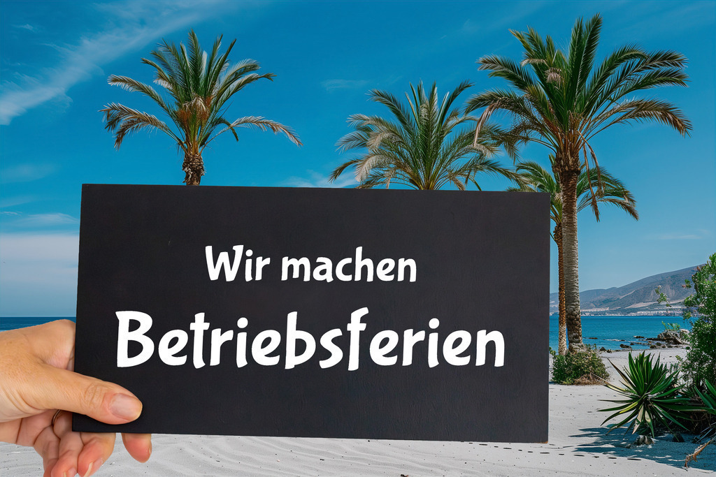 WIR MACHEN BETRIEBSFERIEN Schild | Symbolbild Betriebsferien: Schild mit der Aufschrift WIR MACHEN BETRIEBSFERIEN vor Meer, Strand und Palmen (Composing, Hintergrund K.I.-generiert) - Realisiert mit Pictrs.com