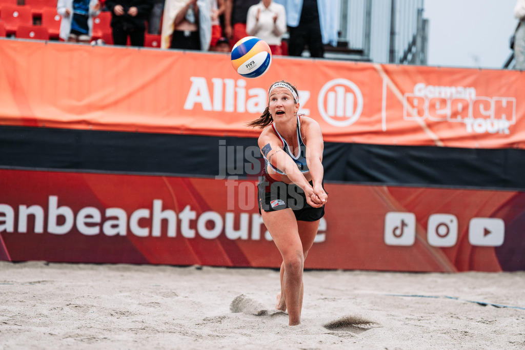 Beachvolleyball | Frauen | Allianz German Beach Tour 2024 | Tourstop Kühlungsborn 2 | 16.08.2024 | Isabel Schneider spielt den Ball