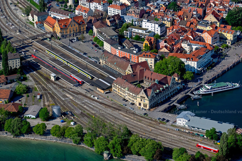 4028106 | LINDAU (BODENSEE) 17.05.2020 Gleisverlauf und Gebäude des Bahnhofes in Lindau (Bodensee) am Bodensee im Bundesland Bayern, Deutschland. Weiterführende Informationen bei: Deutsche Bahn AG. // Track progress and building of the station of the railway in Lindau (Bodensee) at Bodensee in the state Bavaria, Germany. Further information at: Deutsche Bahn AG. Foto: Gerhard Launer