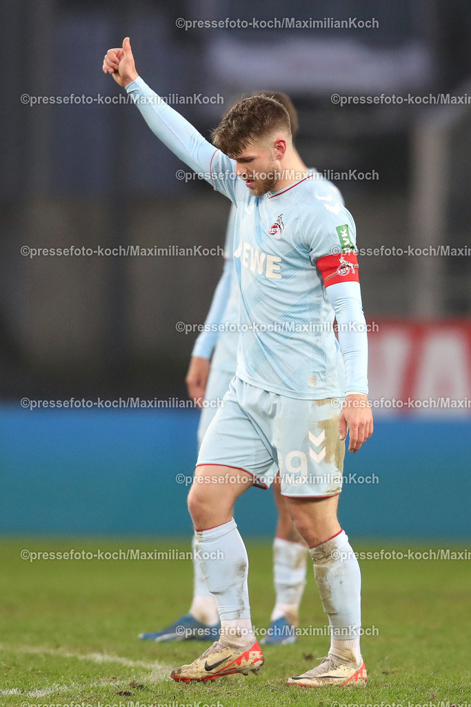 RWE06012402161 | 06.01.2024, Essen, Fußball, Herren, Stadion an der Hafenstraße, Testspiel, Rot-Weiss Essen – 1. FC Köln:  Jan Thielmann (1.FC Köln) steht gestikulierend auf dem Spielfeld und jubelt Daumen nach Oben. 
DFB regulations prohibit any use of photographs as image sequences and or quasi-video.