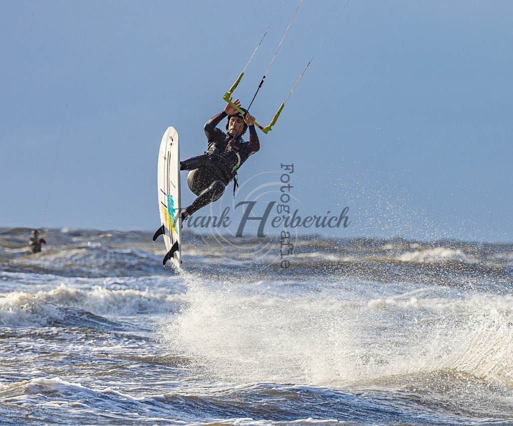 _X0A7436-Edit | Sand,Pfahlbauten,Ording,Böhl,Dorf,Bad,Kite,Drachen,Wattenmeer, Erholung,Schleswig-Holstein,SPO,Sankt Peter, Westerheversand, Leuchtturm Westerhever, Leuchtturm Böhl, 54 Grad , Strandbar - Realisiert mit Pictrs.com