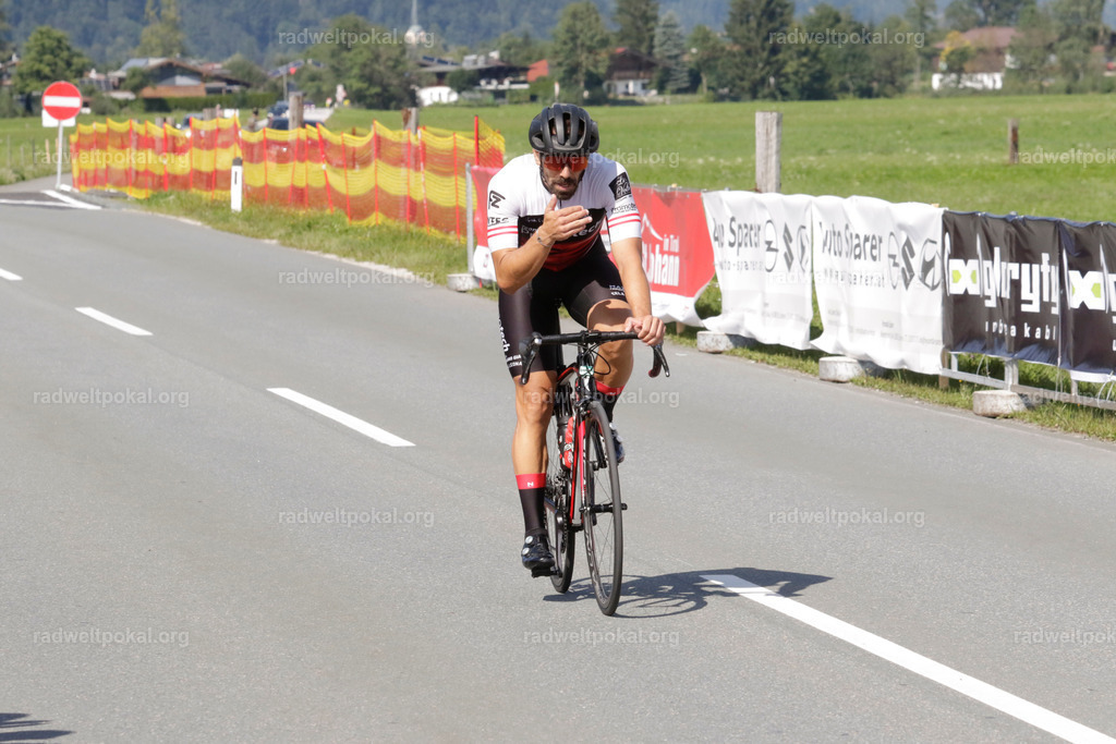 1219_20230817_Bewerb_Maenner_Muehlanger | AUT - OESTERREICH, 2023-08-16: SPORT RENNRAD-FAHREN - 55. INTERNATIONALER RADWELTPOKAL IN ST. JOHANN IN TIROL  - Vintage-Radrennen mit WM-Bronze-Medaillen-Siegerin Christina Schweinberger, den Teilnehmer und Alexander Baumann (vom Orginastions-Team) - TAG 2 BEWERB MAENNER IN SECHS GRUPPEN  ; Foto: Roland Muehlanger