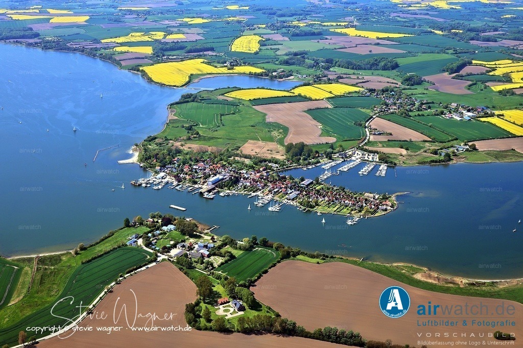 Luftbild Stadt Arnis - Die Siedlung wurde 1667 gegründet und erhielt 1667 den Status eines Fleckens. | Diese Familien hatten sich geweigert, Leibeigene des Gutsherren Detlef von Rumohr zu werden und dem Gottorfer Herzog Christian Albrecht zu huldigen, was einen politischen Konflikt um die „Gottorfer Frage“ im späten 17. Jahrhundert auslöste. Die Siedlung wurde 1667 gegründet und erhielt 1667 den Status eines Fleckens.