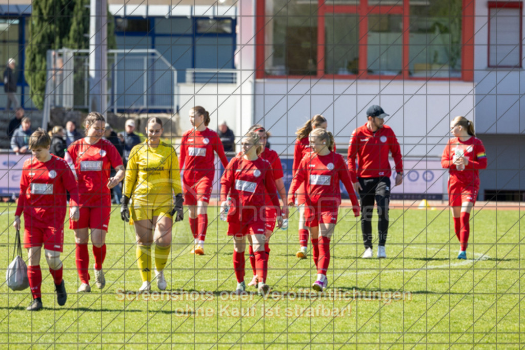 20250406_140051_0008 | #,1.FC Donzdorf (rot) vs. SV Jungingen (schwarz), Fussball, Frauen-Verbandsliga Württemberg, 16. Spieltag, Saison 2024/2025, Rasenplatz Lautertal Stadion, Süßener Straße 16, 73072 Donzdorf, 06.04.2025 - 13:00 Uhr,Foto: PhotoPeet-Sportfotografie/Peter Harich