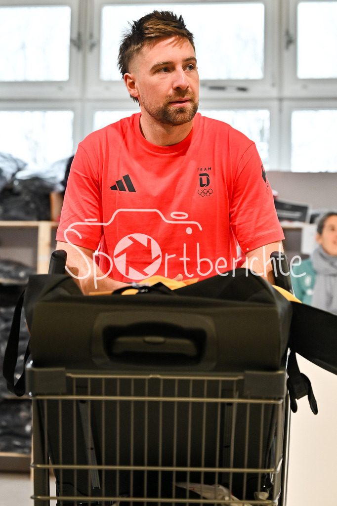 Einkleidung Team D Milano Cortina 2026 | Munich, GERMANY - 12. JANUARY: Maximilian KASTNER (Spieler vom EHC München) bei der Einkleidung des Teams D am 12.01.2026 in der MTC world of fashion in München