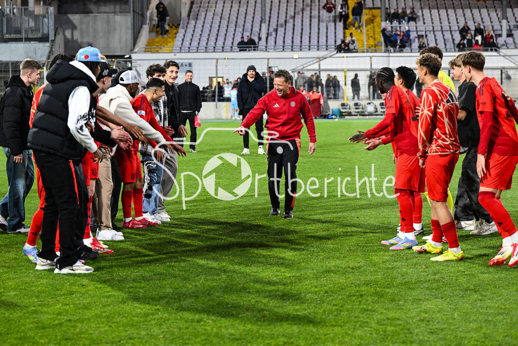 FC Bayern Amateure - Türkgücü München | Die Spieler der Bayern Amateure feiern zusammen mit den Fans nach dem letzten Heimspiel der Saison / Regionalliga Bayern: FC Bayern Muenchen II - Tuerkguecue Muenchen, Gruenwalder Stadion am 09.05.2025 / Holger SEITZ Cheftrainer FC Bayern München II