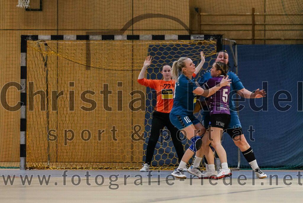 2024-02-24_062_SpVgg_Altenerding_gegen_SSG_Metten_Frauen | Erding, Deutschland, 24.02.2024:
Handball, Bezirksoberliga Frauen Altbayern 2023 / 2024, 15. Spieltag, SpVgg Altenerding gegen SSG Metten, Endergebnis: 32:28

Antonia Holmer (SSG Metten, #22), Lena Steininger (SSG Metten, #10), Lena Prem (SpVgg Altenerding, #5), Ramona Achatz (SSG Metten, #11)

Foto: Christian Riedel / fotografie-riedel.net