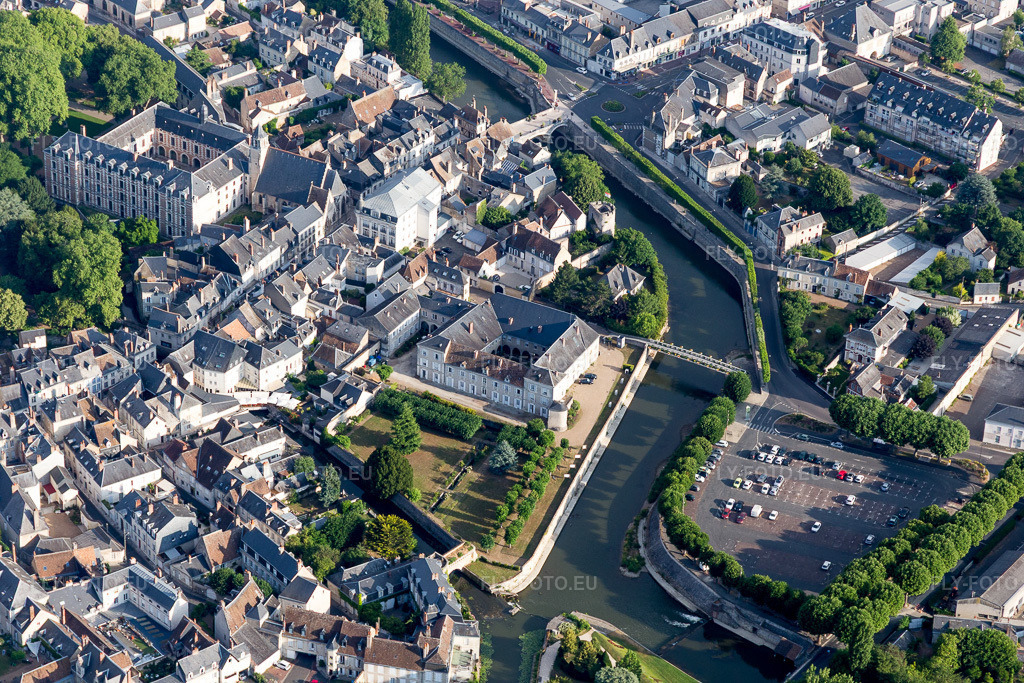 Vue aérienne: Vue de la ville à Vendôme dans le département Loir et Cher, France. Photo: IMG_101094.jpg prise le 24/06/2017 par Werner Riehm/FLY-FOTO.eu – Résolution de l'original: 5472 x 3648 px