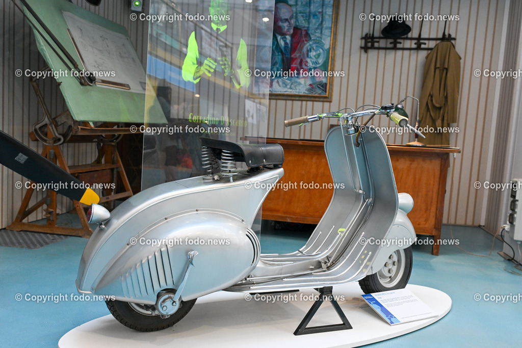 Italien_ Toskana_ Provinz Pisa_ Pontedera_ Vespa_ 29.05.2024-4 | 29.05.2024, Italien, ITA, Toskana, Pontedera im Bild Piaggio, Vespa, Museum

Piaggio ist ein italienischer Fahrzeughersteller mit Sitz in Pontedera. Das Unternehmen produziert verschiedene Mofas und Motorroller, unter anderem die Vespa, das Lastendreirad Ape sowie den Kleintransporter Porter. Zum Konzern gehören auch die Motorradmarken Aprilia, Derbi, Gilera, Laverda und Moto Guzzi. 
Quelle: Wikipedia