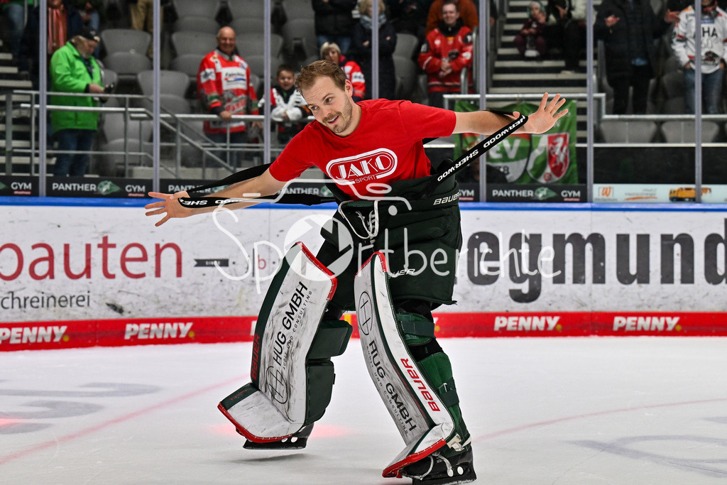 Augsburger Panther - Schwenninger Wild Wings | aUGSBURG, DEUTSCHLAND - 2. NOVEMBER: Die Spieler der Panther feier zusammen mit den Zuschauern den Heimsieg gegen Schwenningen nach dem Ligaspiel zwischen den Augsburger Panthern und den Schwenninger Wild Wings am 17. Spieltag der Penny DEL im Curt Frenzel Stadion am 02.11.2025 /  Michael GARTEIG (Augsburger Panther 34