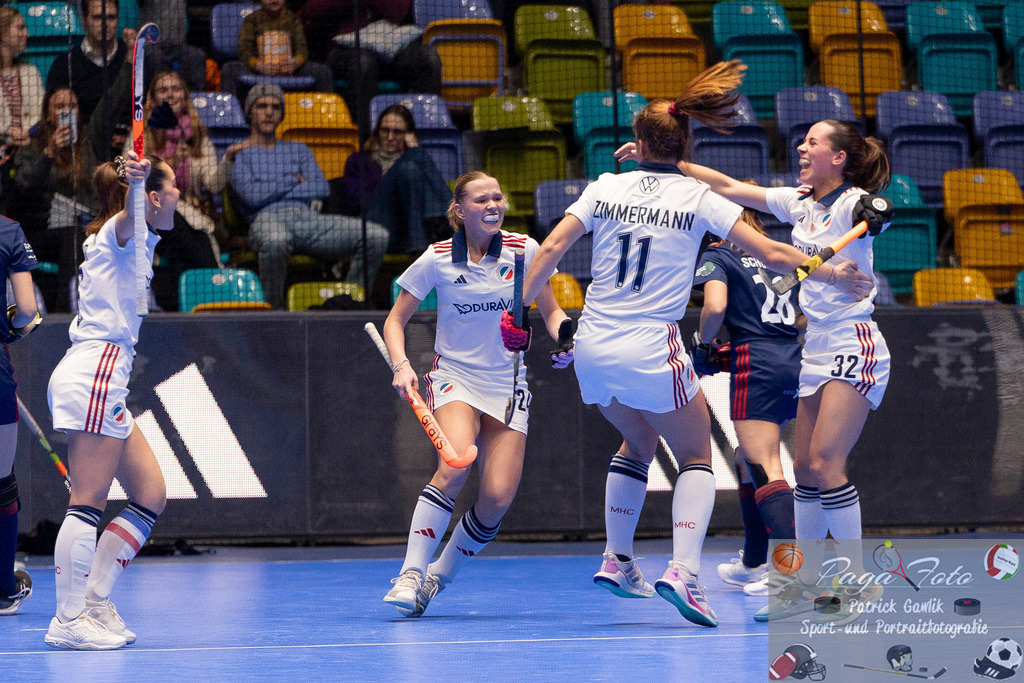 Volvo E.R.B. Final 4 Halbfinale Frauen: Mannheimer HC - Düsseldorfer HC, 25.01.2025 | Carolin Seidel (Mannheimer HC #32) &amp; Sonja Zimmermann (Mannheimer HC #11) &amp; Linda Bens (Mannheimer HC #24) &amp; Fiona Felber (Mannheimer HC #6) feiern da Tor zum 4:4 Ausgleich, Mannheimer HC - Düsseldorfer HC, Frankfurt, Süwag Arena, 25.1.2025 - Realisiert mit Pictrs.com