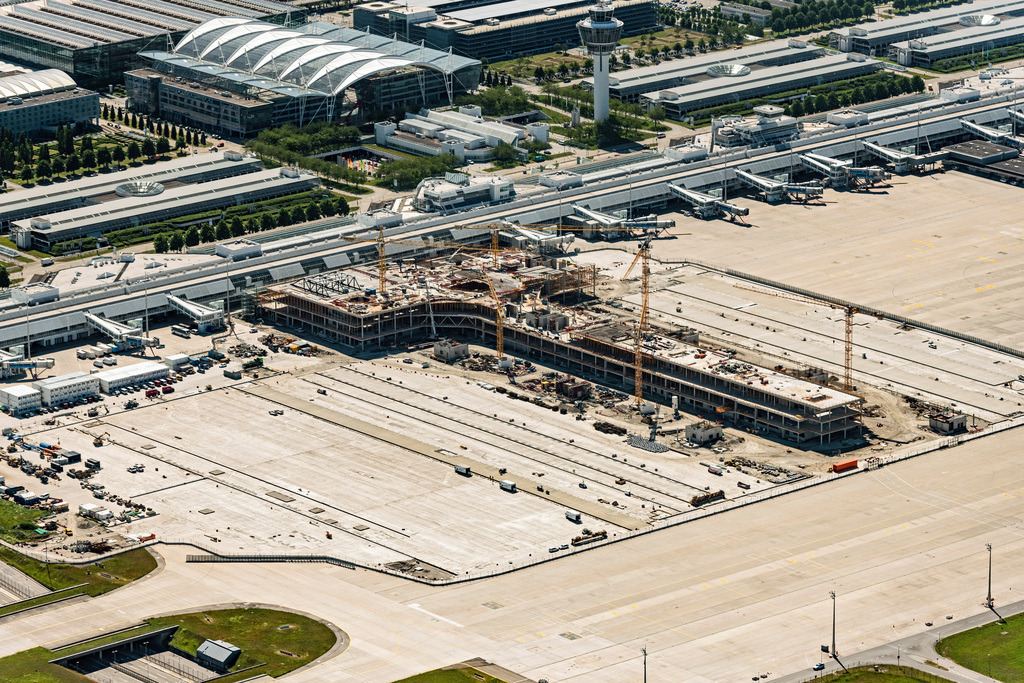 dr__0065520.jpg | MüNCHEN-FLUGHAFEN 15.06.2021 Baustelle zum Neubau Erweiterung Terminal 1 in München-Flughafen im Bundesland Bayern, Deutschland. Weiterführende Informationen bei: Flughafen München GmbH,  JSK Architekci Sp. z o.o.,  SSF Ingenieure AG,  Schüßler-Plan GmbH,  slapa oberholz pszczulny I sop GmbH & Co. KG. // Construction site for the new building Erweiterung Terminal 1 in Muenchen-Flughafen in the state Bavaria, Germany. Further information at: Flughafen Muenchen GmbH,  JSK Architekci Sp. z o.o.,  SSF Ingenieure AG,  Schuessler-Plan GmbH,  slapa oberholz pszczulny I sop GmbH & Co. KG. Foto: Daniel Reiter