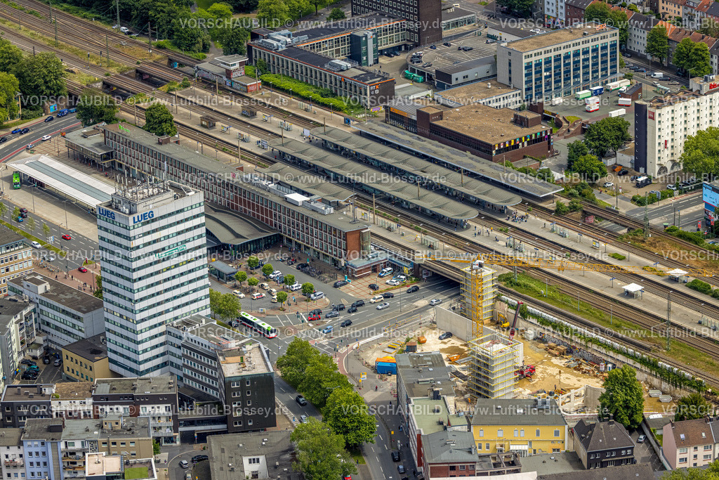 Bochum220603501 | Luftbild, Bochum Hauptbahnhof, Lueg Hochhaus, Baustelle und Neubau P7 Parkhaus am Südring, Gleisdreieck, Bochum, Ruhrgebiet, Nordrhein-Westfalen, Deutschland