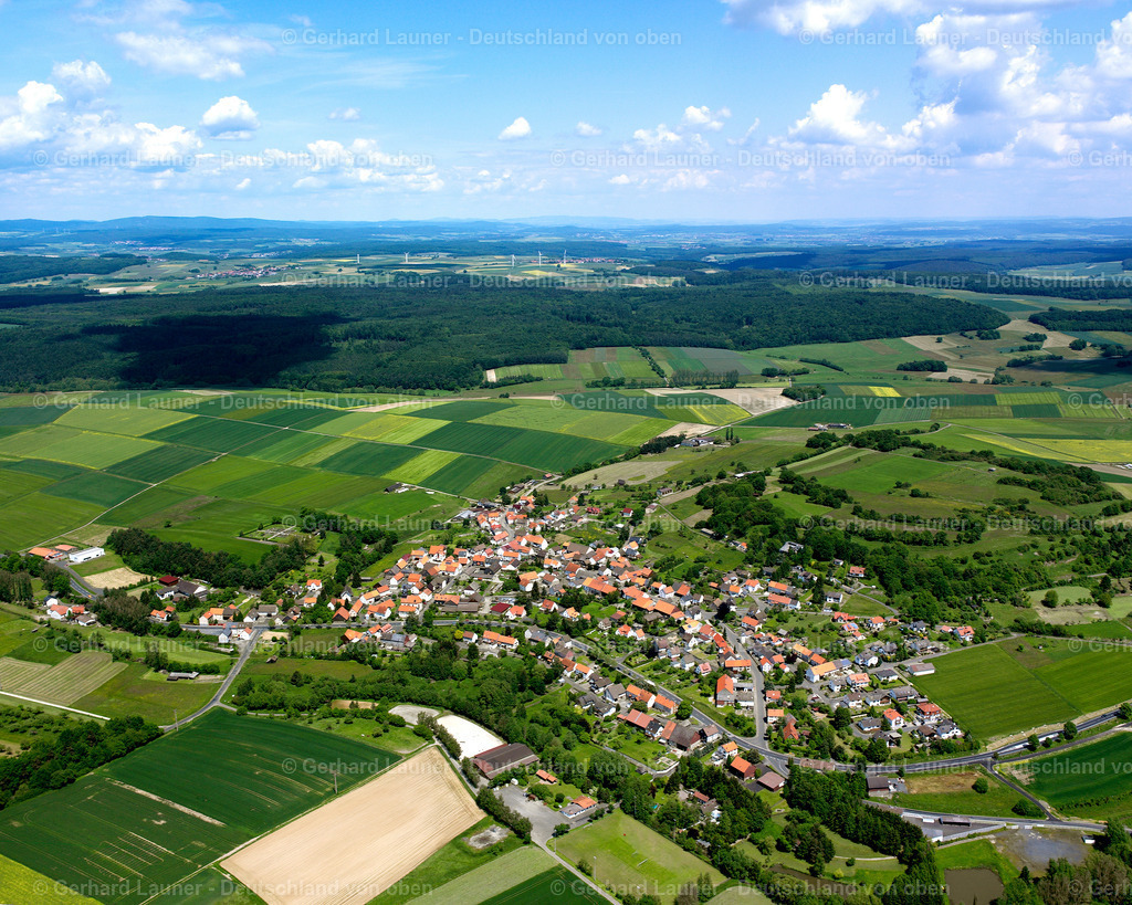 2614120 | OBER-GLEEN 09.06.2006 Landwirtschaftliche Nutzflächen und Feldgrenzen  umsäumen das Siedlungsgebiet des Dorfes in Ober-Gleen im Bundesland Hessen, Deutschland // Agricultural land and field boundaries surround the settlement area of the village  in Ober-Gleen in the state Hesse, Germany Foto: Gerhard Launer