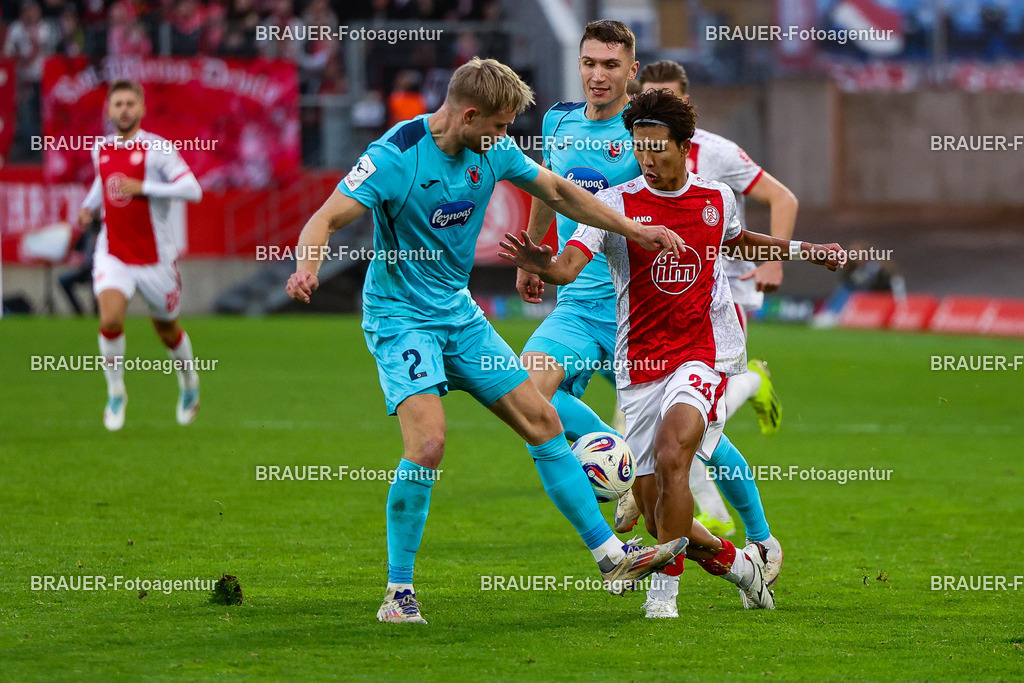 Rot-Weiss Essen - Viktoria Köln - 3.Liga | Essen, Deutschland, 18.10.2025 Lars Dietz (Viktoria Köln)  und Kaito Mizuta  (Rot-Weiss Essen) im Kampf um den Ball während des 3.Liga Spiels zwischen Rot-Weiss Essen- Viktoria Köln im Stadion an der Hafenstraße am 01.08.2025 in Essen. (Foto von Timo Bluhmki-Schmidt/ Brauer Fotoagentur