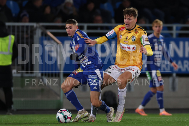 TSV Egger Glas Hartberg vs SV Oberbank Ried – Austrian Bundesliga Match | The image shows Elias Havel (Hartberg) and Nikki Havenaar by fight for the ball, at the Bundesliga match TSV Hartberg vs SV Ried at Profertil Arena Hartberg. 22.11.2025