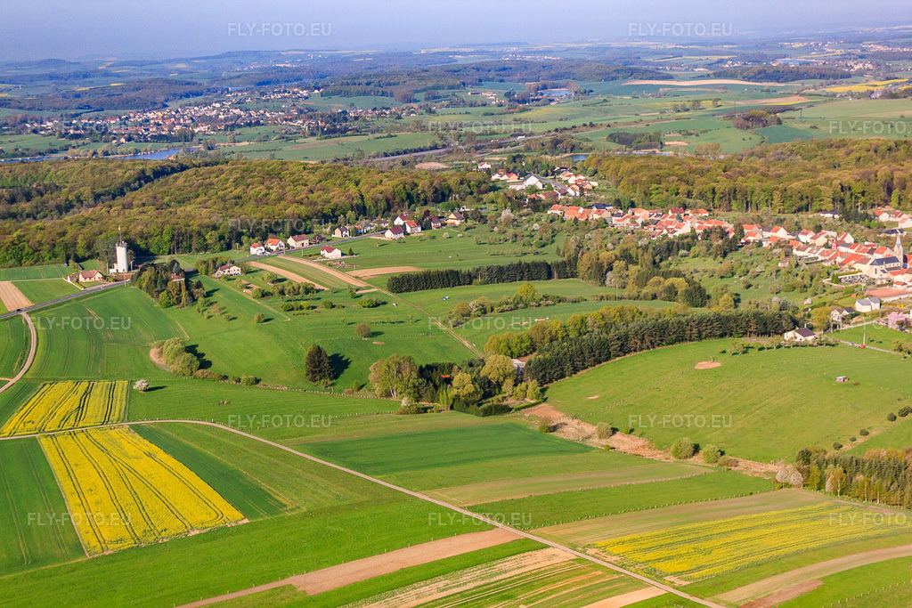 Vue aérienne: Vue de la ville depuis l'est à Ernestviller dans le département Moselle, France.Photo: IMG_39659.jpg prise le 16/04/2011 par Werner Riehm/FLY-FOTO.euRésolution de l'original: 4752 x 3168 px