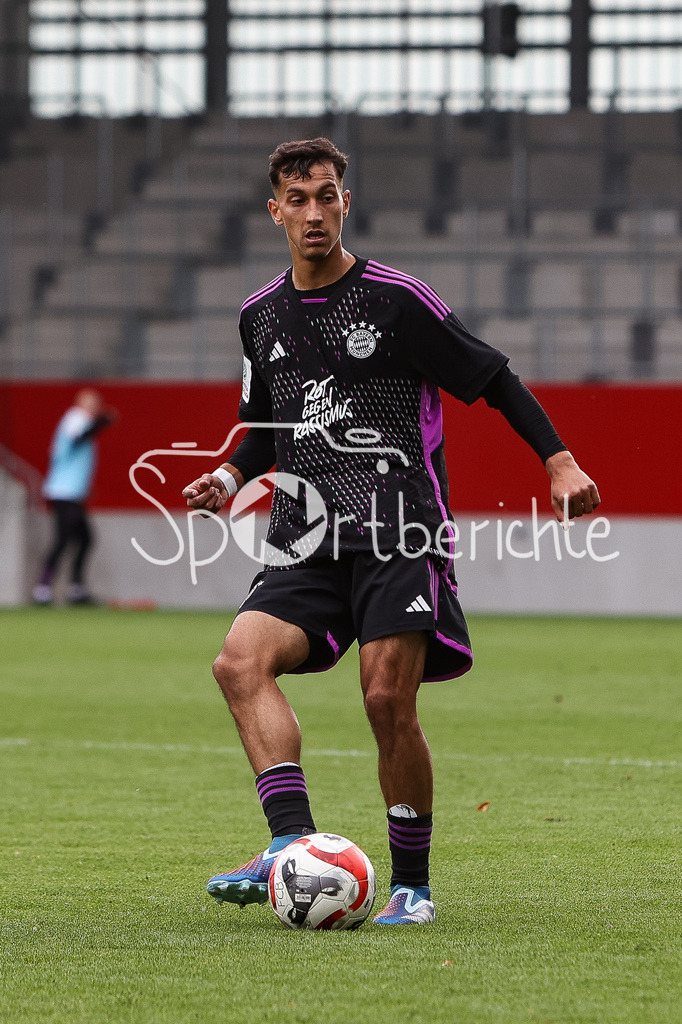FC Bayern Muenchen U19 - 1. FC Kaiserslautern U19 | Mudaser SADAT (FCB #16) am Ball / Freisteller / Einzelfoto