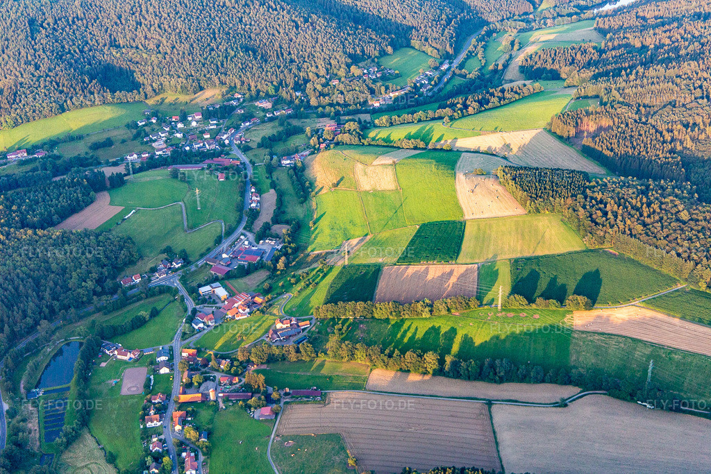 Luftbild: Ortsansicht von Westen im Ortsteil Hüttenthal in Mossautal im Bundesland Hessen in Deutschland. Foto: IMG_142646.jpg vom 18.07.2024 durch Werner Riehm/FLY-FOTO.de