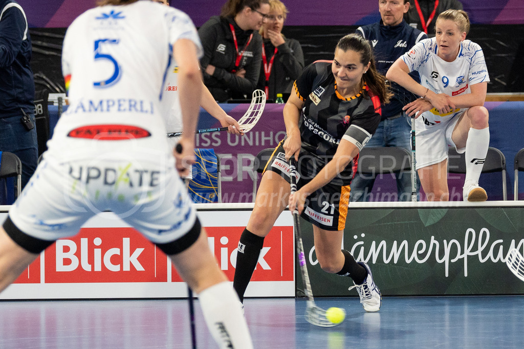 Piranha Chur vs Kloten-Dietlikon Jets - 23. April 2022 | Piranha Chur vs Kloten-Dietlikon Jets
Stimo Arena, Kloten
#21 Corin Rüttimann (Piranha Chur), hinten #9 Mirjam Hintermann (Kloten-Dietlikon Jets).
Bild: Sportfotografie Markus Aeschimann | www.markus-aeschimann.ch - Realisiert mit Pictrs.com