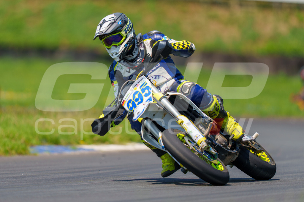 G-Cup + Supermoto Staatsmeisterschaft + Hungarian Supermoto Championship | GRIPcapture steht für authentische Sportfotografie in Österreich – für Momente, die mehr sind als Geschwindigkeit oder Ergebnis. Es geht um Emotion, Spannung, Fokus und den Augenblick, der oft nur einen Wimpernschlag dauert.Ob Motorsport, Teamsport oder 
