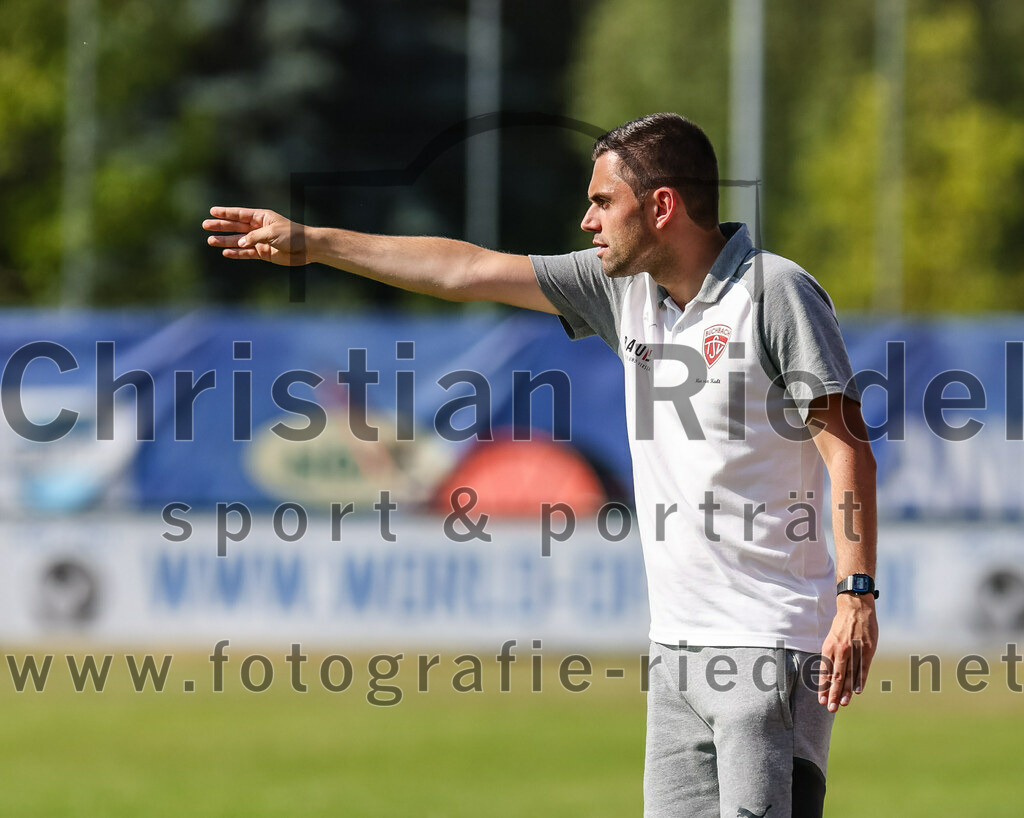 2023-07-08_121_FC_Langengeisling_gegen_TSV_Buchbach | Erding, Deutschland, 08.07.2023:
Fußball, Bezirksliga Oberbayern Ost 2023 / 2024, Testspiel, FC Langengeisling gegen TSV Buchbach, Endergebnis: 0:6

Trainer Alexander Käs (TSV Buchbach)

Foto: Christian Riedel / fotografie-riedel.net