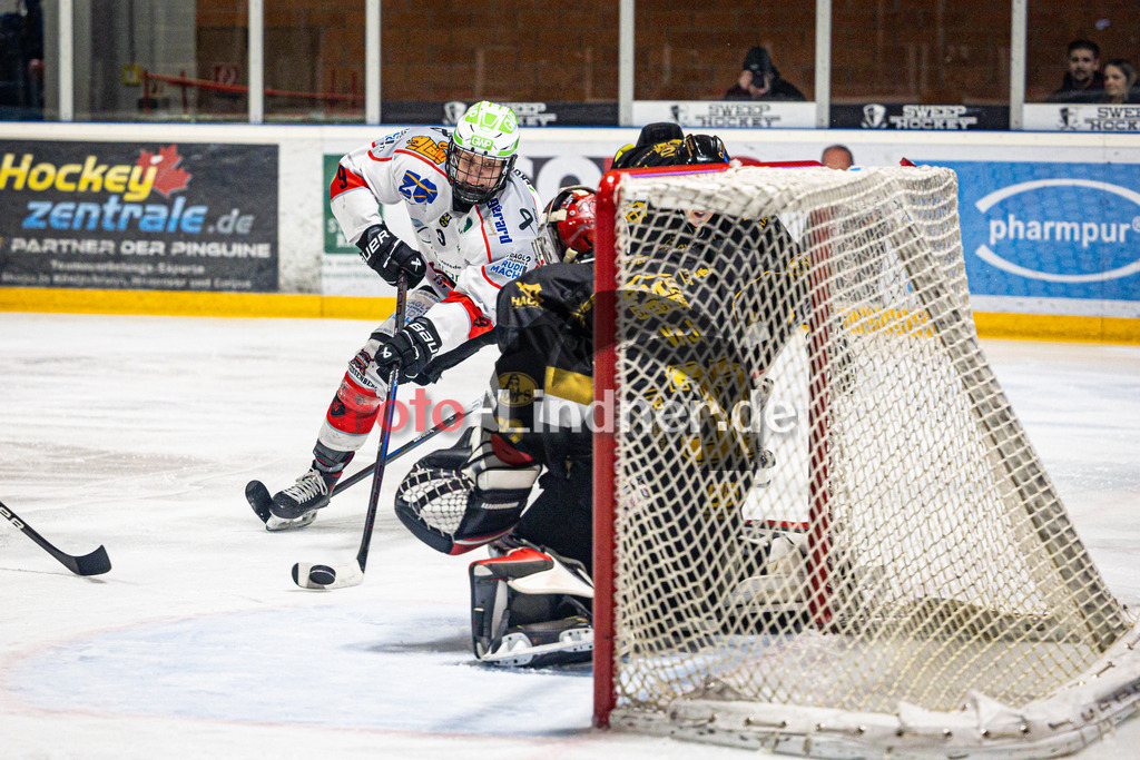 EHC Königsbrunn PINGUINE gegen TSV Peißenberg MINERS | Eishockey Bayernliga Herren Playoffs Viertelfinale 2024/25 - Spiel 5 von 7, EHC Königsbrunn PINGUINE gegen TSV Peißenberg MINERS, 20250218,Torchance Anton ENGEL (MINERS 9),2025-02-18 in Königsbrunn (Eisstadion Königsbrunn)Anton ENGEL (MINERS 9)Copyright: WolfgangxLindner foto-lindner.de