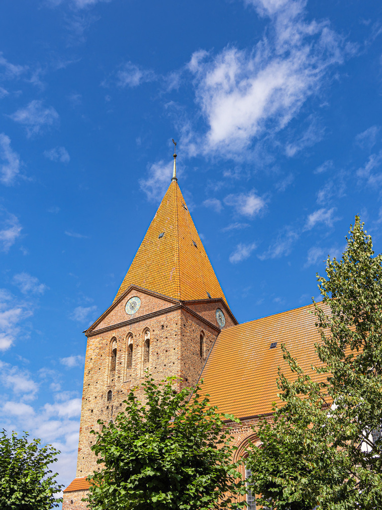 Blick auf die St.-Paulus-Kirche in der Stadt Schwaan | Blick auf die St.-Paulus-Kirche in der Stadt Schwaan.
