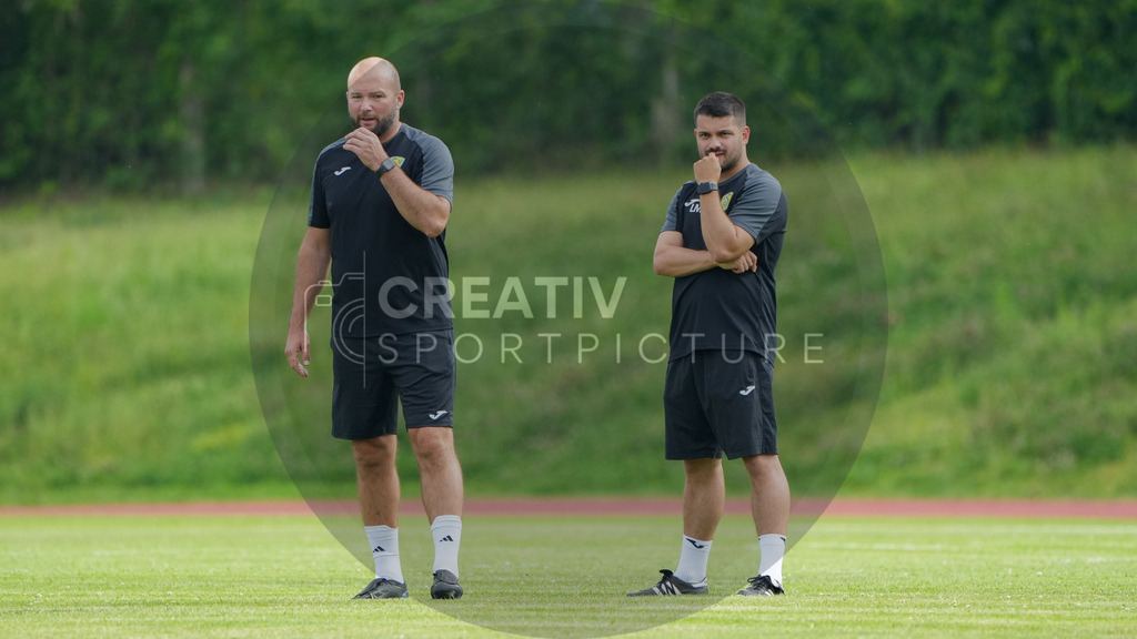 Fußball, Herren, Saison 2025/2026, Regionalliga Nordost, Trainingsauftakt des FSV 63 Luckenwalde am 18.06.2025 im Werner-Seelenbinder-Stadion, | Fußball, Herren, Saison 2025/2026, Regionalliga Nordost, Trainingsauftakt des FSV 63 Luckenwalde am 18.06.2025 im Werner-Seelenbinder-Stadion, Im Bild: Cheftrainer Michael Braune (l.) und Co-Trainer Lukas Müller (r.) - Realisiert mit Pictrs.com