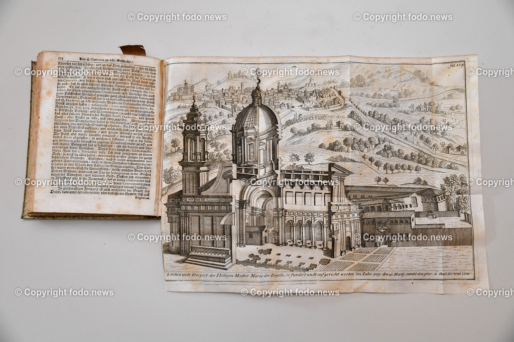 Stift Lambach_ Bibliothek_ 25.08.2022-27 | 25.08.2022, Lambach, AUT, Stift Lambach, Bibliothek, im Bild altes Buch mit seltenem Stich im inneren