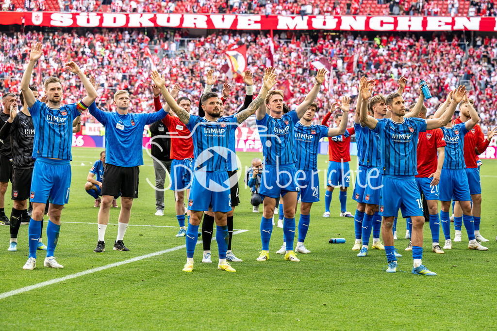 FC Bayern München - 1. FC Heidenheim | MUNICH, GERMANY - 02. MAI: das Team der Gäste bedankt sich bei den mitgereisten Fans nach dem Bundesligamatch zwischen dem FC Bayern München und dem 1. FC Heidenheim am 32. Spieltag in der Allianz Arena / DFL REGULATIONS PROHIBIT ANY USE OF PHOTOGRAPHS AS IMAGE SEQUENCES AND/OR QUASI-VIDEO