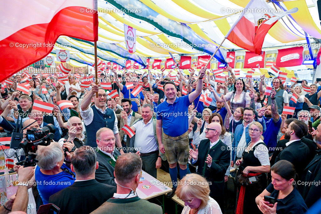 Urfahraner Jahrmarkt_ 1.Mai Kundgebung FPOE_ 01.05.2025-100 | 01.05.2025, Urfahraner Jahrmarkt, AUT, 1.Mai Kundgebung FPOE, im Bild Einzug von Manfred Haimbuchner (FP, Landeshauptmann Stellvertreter Ooe) und Herbert Kickl (FP, Bundesparteiobmann), Besucher im Bierzelt der 1.Mai Kundgebung FPOE