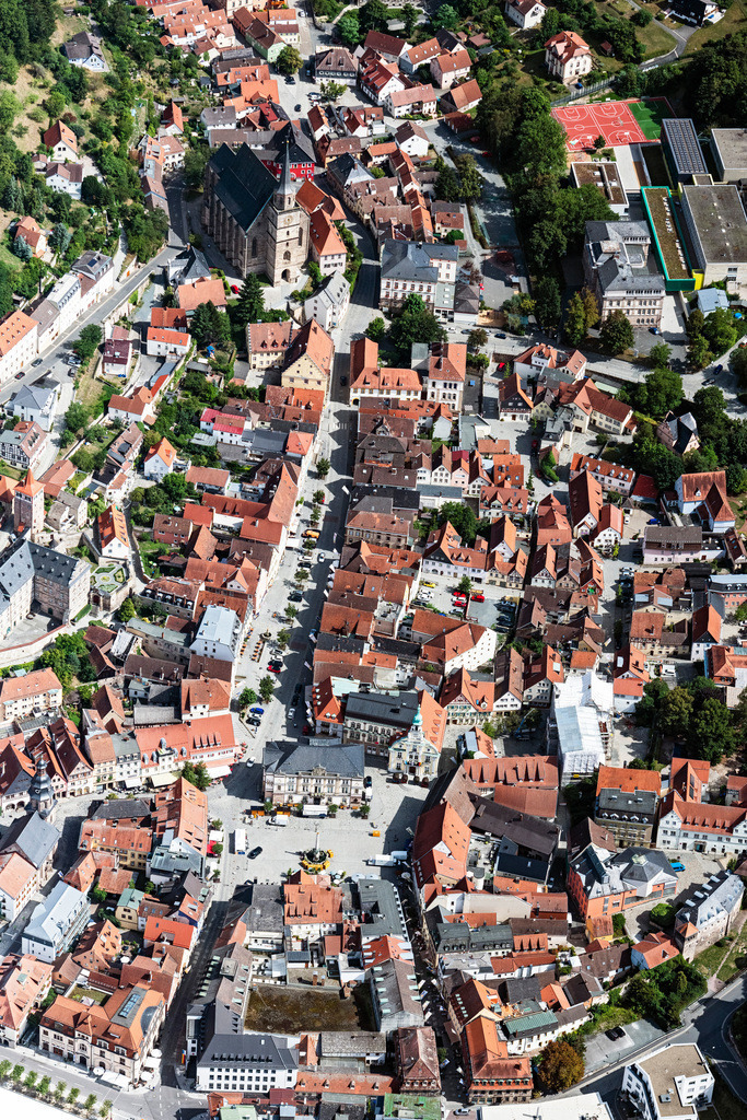dr__0031846.jpg | KULMBACH 09.08.2019 Stadtansicht des Innenstadtbereiches in Kulmbach im Bundesland Bayern, Deutschland. Weiterführende Informationen bei: STADT KULMBACH. // Down town area in Kulmbach in the state Bavaria, Germany. Further information at: STADT KULMBACH. Foto: Daniel Reiter