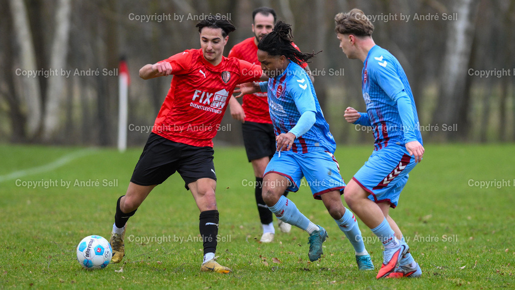 SSG Rot-Schwarz Kiel vs SC Weiche Flensburg II | Justus Kiewald (Kiel #4) vs Ilídio Pastor Santos (Weiche #27) / Fußball-Landesliga Schleswig Männer 2025/2026 / SSG Rot-Schwarz Kiel vs SC Weiche Flensburg II / Sportplatz Meimersdorf / Kiel / 14.03.26 - Realisiert mit Pictrs.com