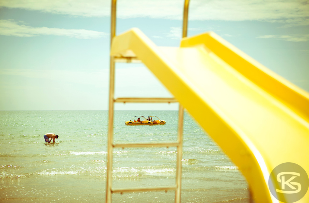 Beach Life - Momente am Meer: Alltag und Stille an der Adria | Dokumentarische Strandfotografie von der italienischen Adriaküste. Intime Aufnahmen von Caorle, Cavallino-Treporti und Eraclea Mare zeigen separierte Menschen in Momenten der Ruhe und Kontemplation. Eine fotografische Studie über Einsamkeit und Entspannung am Strand von Fotograf Stefan Kuhn. - Realisiert mit Pictrs.com