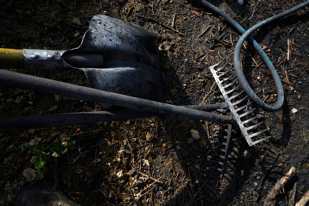 verschiedenes Werkzeug auf dem Platz | Michelbach, Austria - May 08, 2019: Waldköhlerei Hochecker, die 2011 in das Nationale Verzeichnis des immateriellen Kulturerbes der UNESCO aufgenommen wurde, produziert noch echte Holzkohle; verschiedenes Werkzeug auf dem Platz. - Realisiert mit Pictrs.com