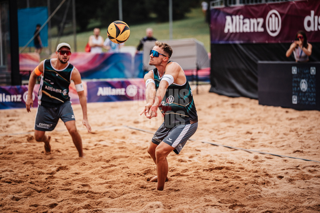 Beachvolleyball | Männer | Allianz German Beach Tour 2025 | Tourstop München | 04.07.2025 | Jonas Sagstetter nimmt den Ball