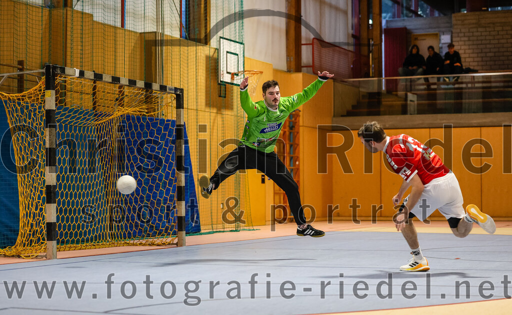 2024-10-20_101_SpVgg_Altenerding_II_gegen_TSV_Taufkirchen-Vils | Erding, Deutschland, 20.10.2024:Handball, Bezirksliga Männer Ost 2024 / 2025, 3. Spieltag, SpVgg Altenerding II gegen TSV Taufkirchen/Vils, Endergebnis: 15:20Torwart Otto Donaubauer (SpVgg Altenerding, #1), Tobias Huber (TSV Taufkirchen/Vils, #13)Foto: Christian Riedel / fotografie-riedel.net