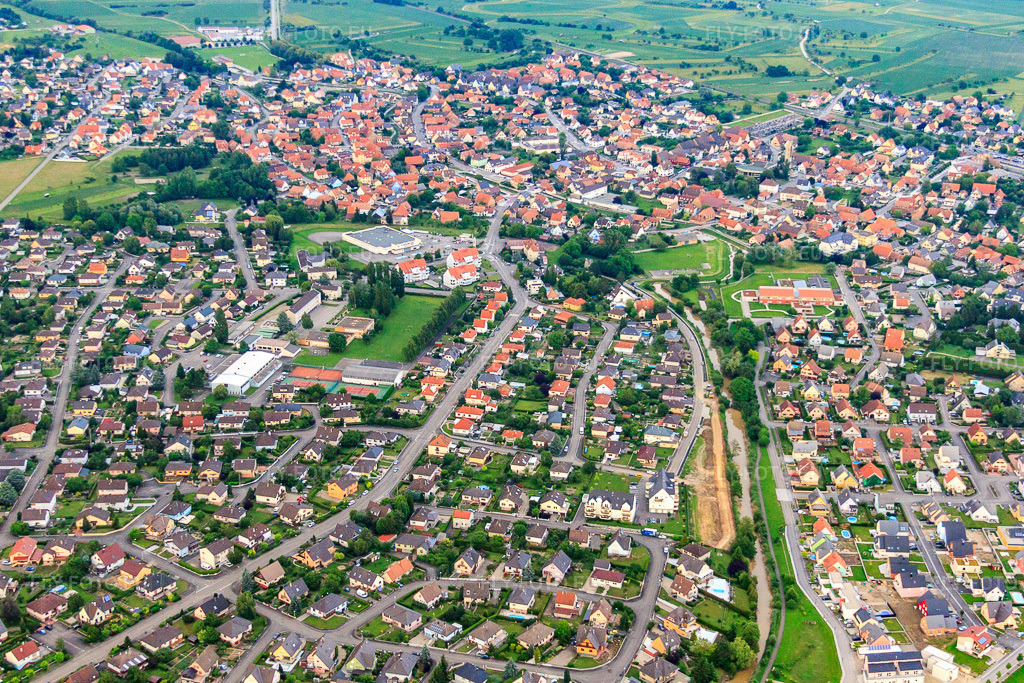 Vue aérienne: Vue de la ville depuis le sud-ouest à Herrlisheim dans le département Bas Rhin, France – .Photo: IMG_28850.jpg prise le 14/06/2010 par Werner Riehm/FLY-FOTO.eu – Résolution de l'original: 4461 x 2974 px