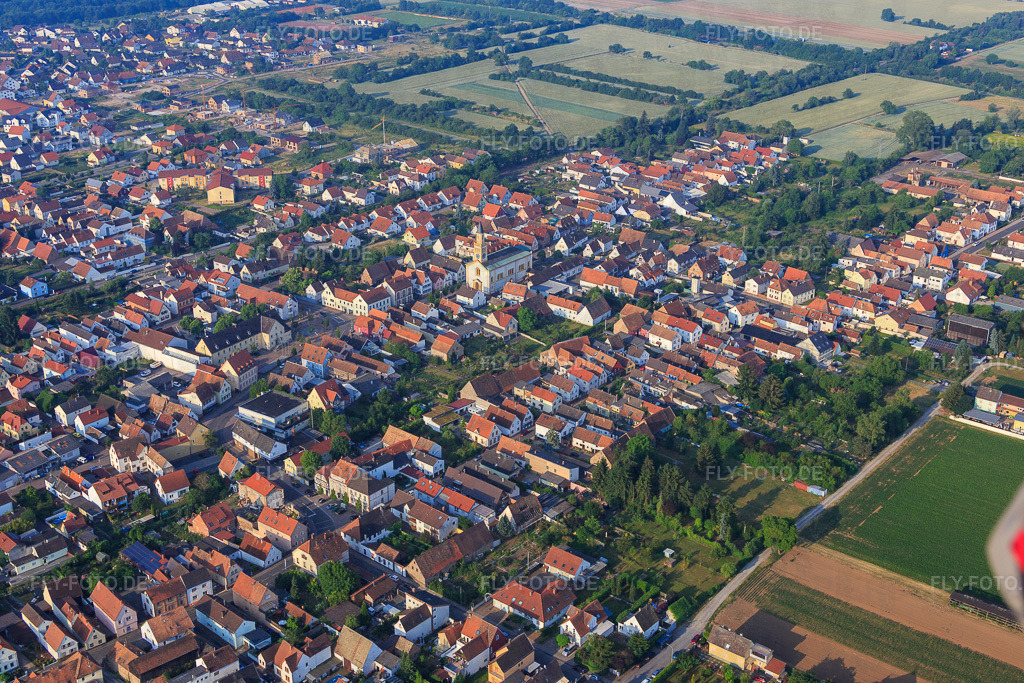 Hauptstr | Luftbild: Hauptstr in Lingenfeld im Bundesland Rheinland-Pfalz in Deutschland. Foto: IMG_080565.jpg vom 12.06.2015 durch Werner Riehm/FLY-FOTO.de - Realisiert mit Pictrs.com