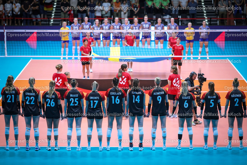 EuroVolley21082302006 | 21.08.2023, CEV EuroVolley 2023, Volleyball-Europameisterschaften der Frauen, Gruppenphase Gruppe C, Tag5, CASTELLO Düsseldorf: Deutschland vs. Schweden.  Mannschaftsaufstellung bei der Nationalhymne. Einlaufen der Mannschaften. Übersichtsbild