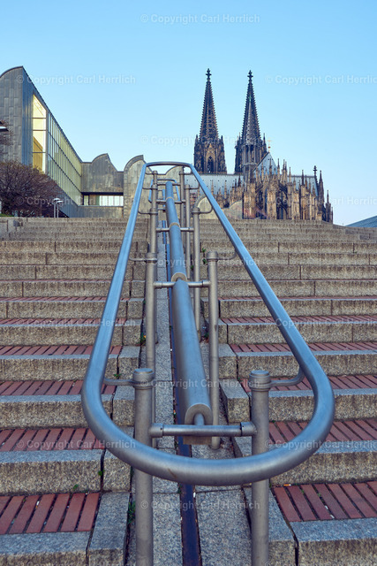 Domtreppen | High End Portraits. Einzelportrait Paarportrait Gruppenportrait Künstlerportrait Bandportzait Bühnenfotografie Fashion Lifestyle Urbanlife  - Realisiert mit Pictrs.com