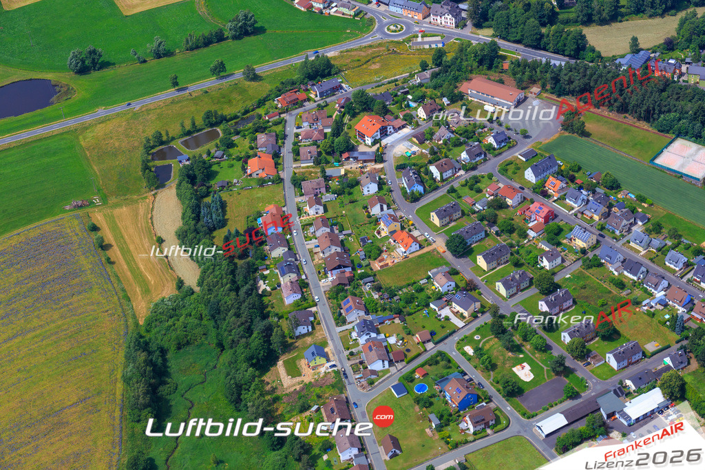 Die Luftaufnahme der Stadt Roeslau wurde vom UL-Flugzeug heraus erstellt ( keine Drohne )- hohe Auflösung für beste Qualität