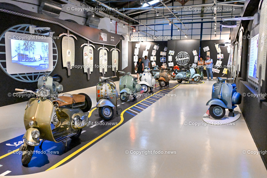 Italien_ Toskana_ Provinz Pisa_ Pontedera_ Vespa_ 29.05.2024-90 | 29.05.2024, Italien, ITA, Toskana, Pontedera im Bild Piaggio, Vespa, Museum

Piaggio ist ein italienischer Fahrzeughersteller mit Sitz in Pontedera. Das Unternehmen produziert verschiedene Mofas und Motorroller, unter anderem die Vespa, das Lastendreirad Ape sowie den Kleintransporter Porter. Zum Konzern gehören auch die Motorradmarken Aprilia, Derbi, Gilera, Laverda und Moto Guzzi. 
Quelle: Wikipedia
