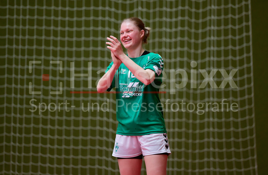 Handball, 2. Bundesliga Frauen, SV Werder Bremen - Kurpfalz Bären | Denise Engelke (SV Werder Bremen, 18) bedankt sich bei den Fans