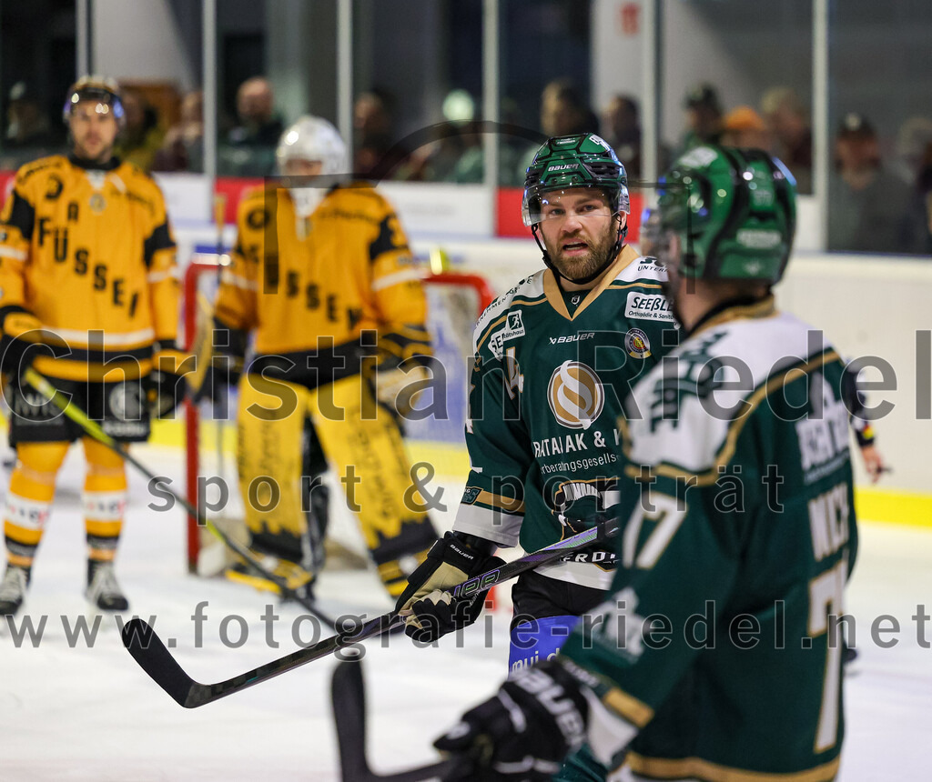 2025-11-02_115_TSV_Erding_gegen_EV_Fuessen | Erding, Deutschland, 02.11.2025:Eishockey, Oberliga Süd 2025 / 2026, 15. Spieltag, TSV Erding gegen EV Füssen, Endergebnis: 2:6Markus Eberhardt (Erding Gladiators, #94), Philipp Michl (Erding Gladiators, #77)Foto: Christian Riedel / fotografie-riedel.net