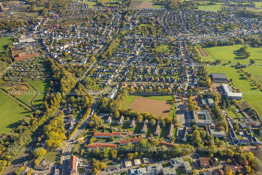 Hamm251001847 | Luftbild, Ortsansicht Pelkum, Reihenhäuser Mietshäuser, Freie Waldorfschule und Sportplatz Aschenplatz, Kamener Straße Kreisverkehr mit Horst Hrubesch und Mike Hanke Statue, Stadtbezirk Pelkum, Hamm, Ruhrgebiet, Nordrhein-Westfalen, Deutschland
