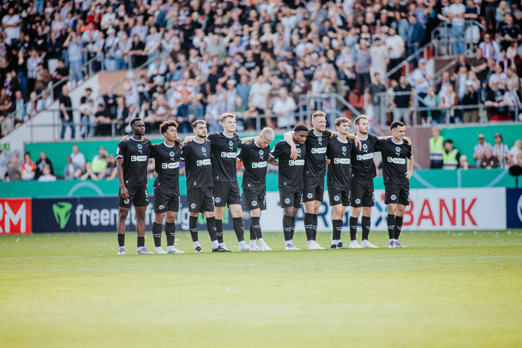 IMG_7085 | Der offizielle Shop für FC St. Pauli Fotos. Wähle aus Spielszenen & Fanmomenten dein FCSP Wunschformat. Wir liefern Millerntor-Atmosphäre.