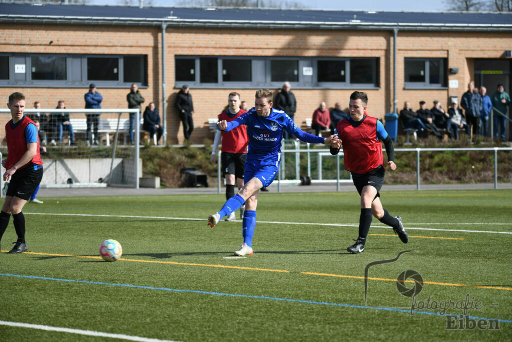 FC Rastede-WSC Frisia | Herren Kreisliga; FC Rastede (blau)-WSC Frisia WHV (rot) am 26.03.2023; in Rastede (Stadion Kötterweg), Photo: Philip Eiben 2023 - Realisiert mit Pictrs.com